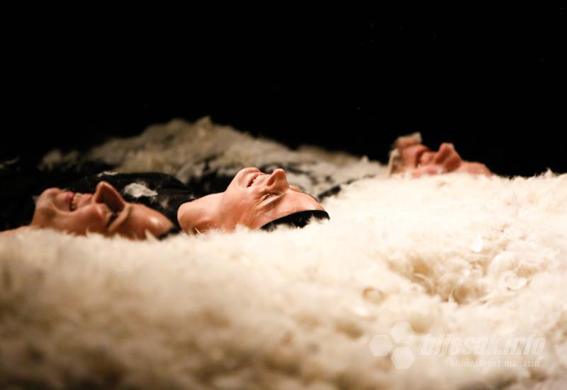 Detalj s predstave Smrt ili o životu - Mostar uživao u izvedbi ljepote života i postojanja
